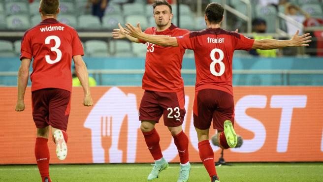 Compañeros felicitan a Shaqiri por su primer gol a Turquía