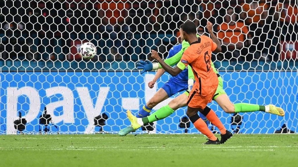 Disparo de Wijnaldum en el primer gol de Países Bajos contra Ucrania