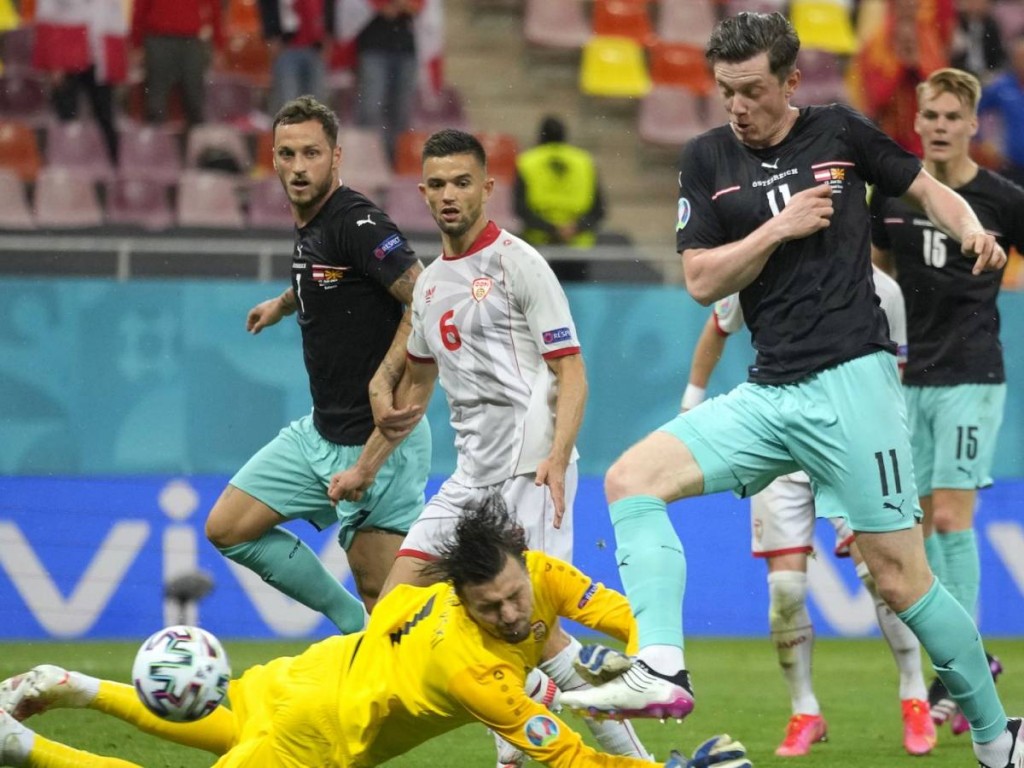 Gregoritsch se anticipa a Dimitrievski para marcar el segundo gol a Macedonia del Norte