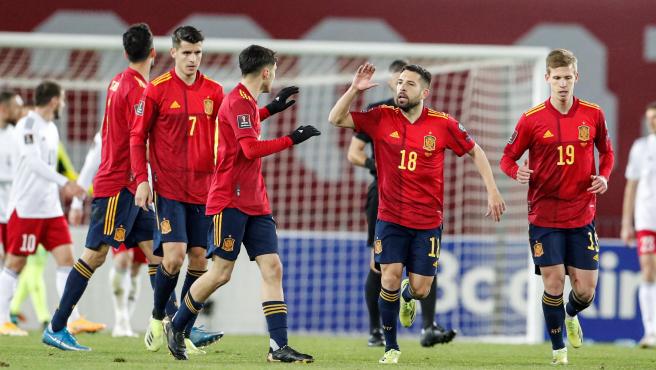 Jugadores de España celebran el gol del empate contra Georgia