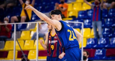 Kuric levanta el brazo tras anotar un triple