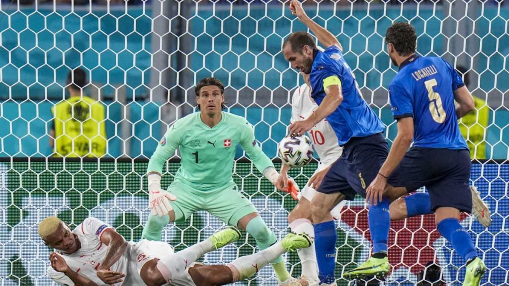 Remate de Chiellini en el gol anulado contra Suiza