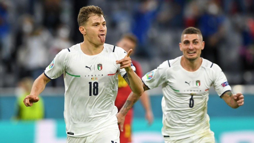 Barella celebra su gol a Bélgica