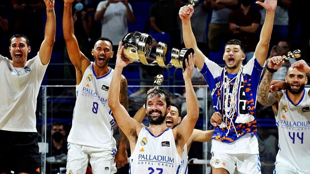 Llull levanta el trofeo de la Supercopa ACB 2021