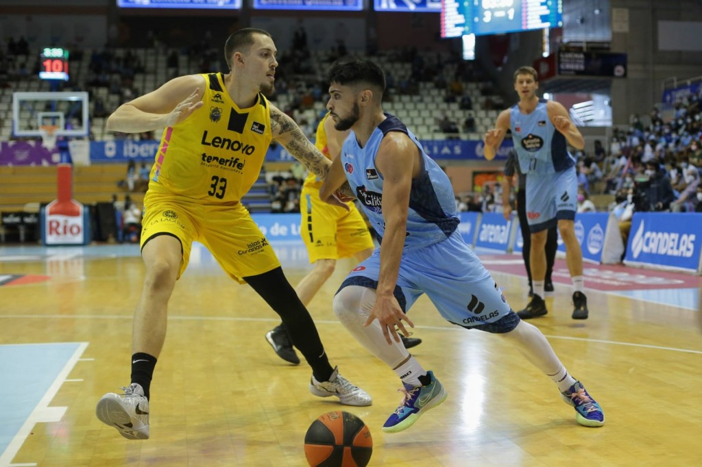 Wiltjer defiende a un jugador de Breogán