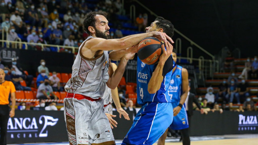 Benite intenta robar el balón a Meindl