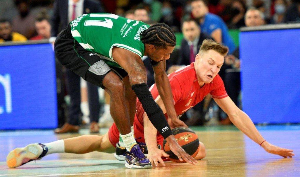 Evans pelea por el balón con un jugador de Obradoiro