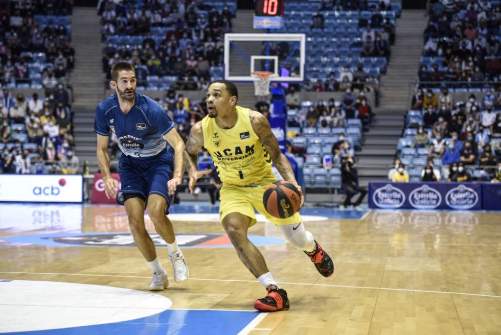 Jordan Davis busca la canasta de Obradoiro