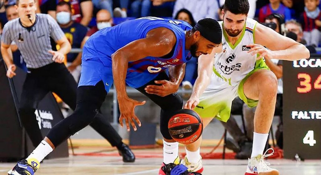 Brandon Davies pelea por el balón con un jugador de Fuenlabrada