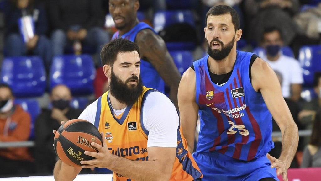 Dubljevic sujeta el balón de espaldas a Mirotic