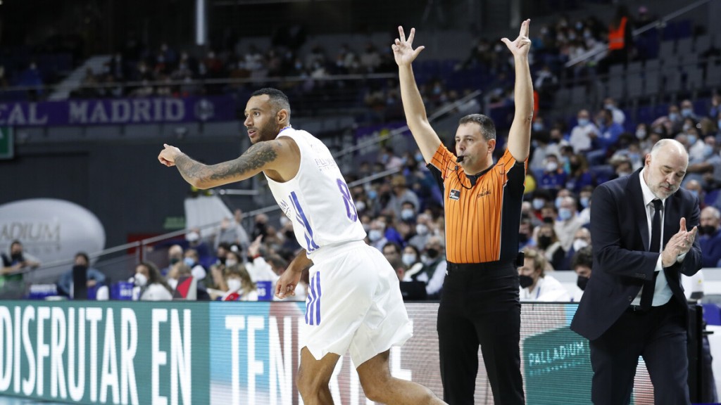 Hanga anota un triple contra Bilbao Basket