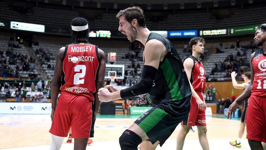 Tomic celebra una canasta contra Basket Zaragoza