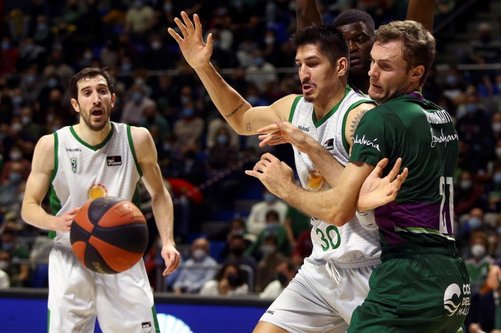 Abromaitis y Willis pelean por el balón