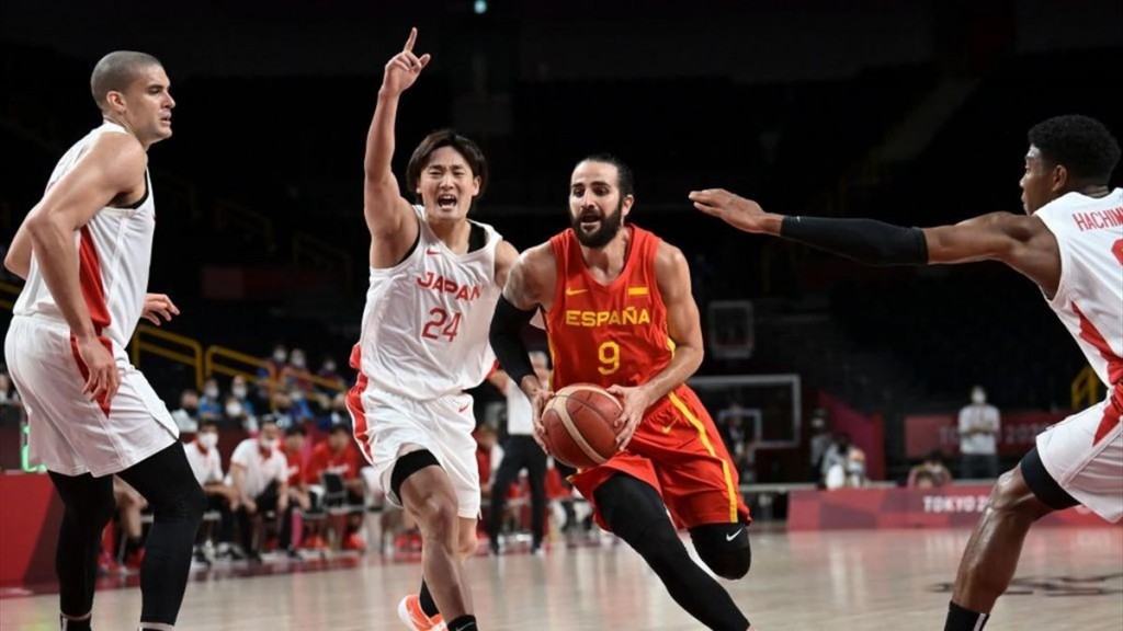 Ricky Rubio supera la defensa de Japón