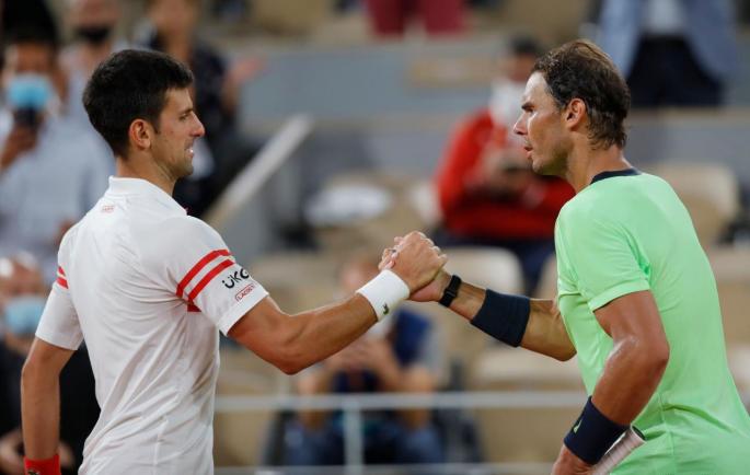 Novak Djokovic y Rafa Nadal se saludan al final del partido de semifinales RG