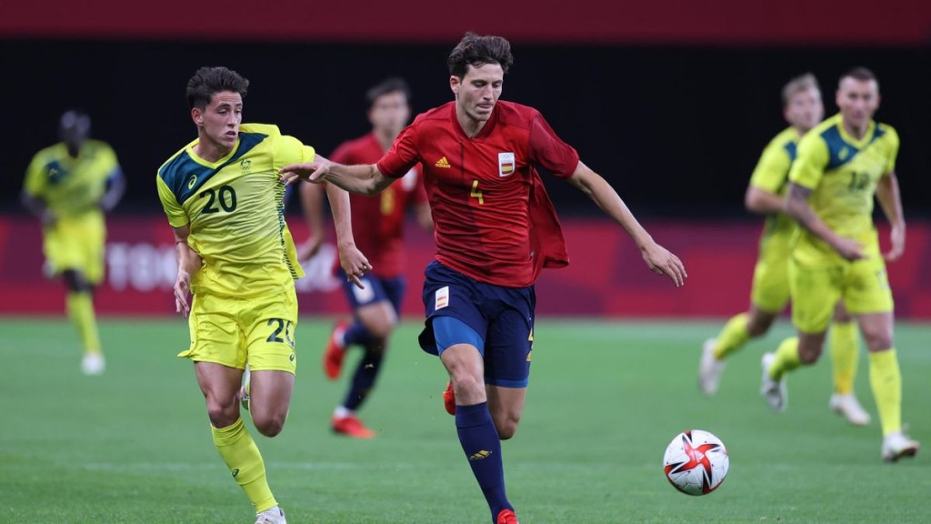 Pau Torres sube el balón contra Australia