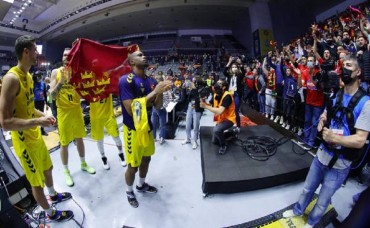 Jugadores de UCAM Murcia agradecen a los aficionados su apoyo