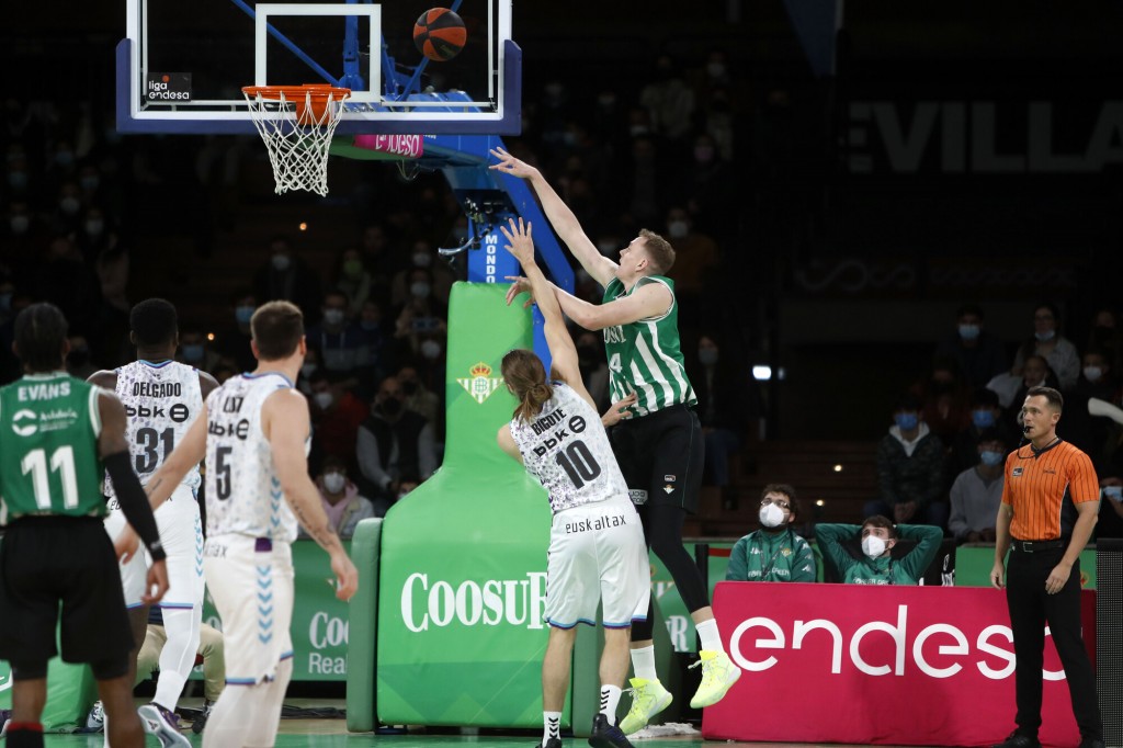 Pasecnicks lanza por encima de Bigote