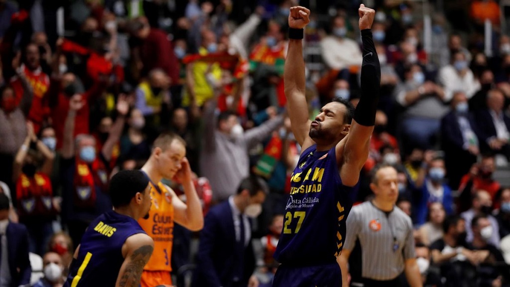 Sadiel Rojas celebra el primer triunfo de UCAM Murcia en Copa